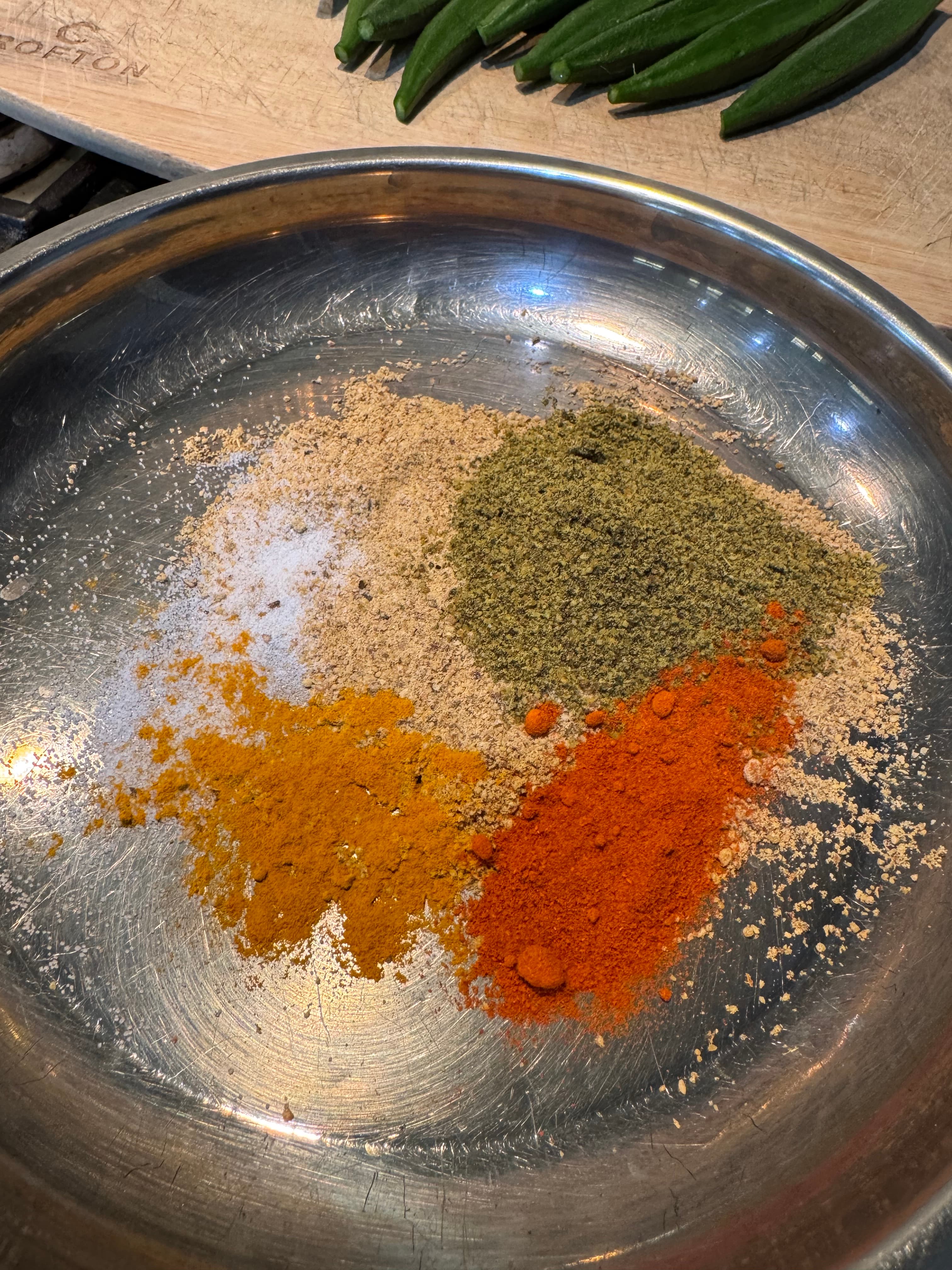 Mix the podi stuffing spices.